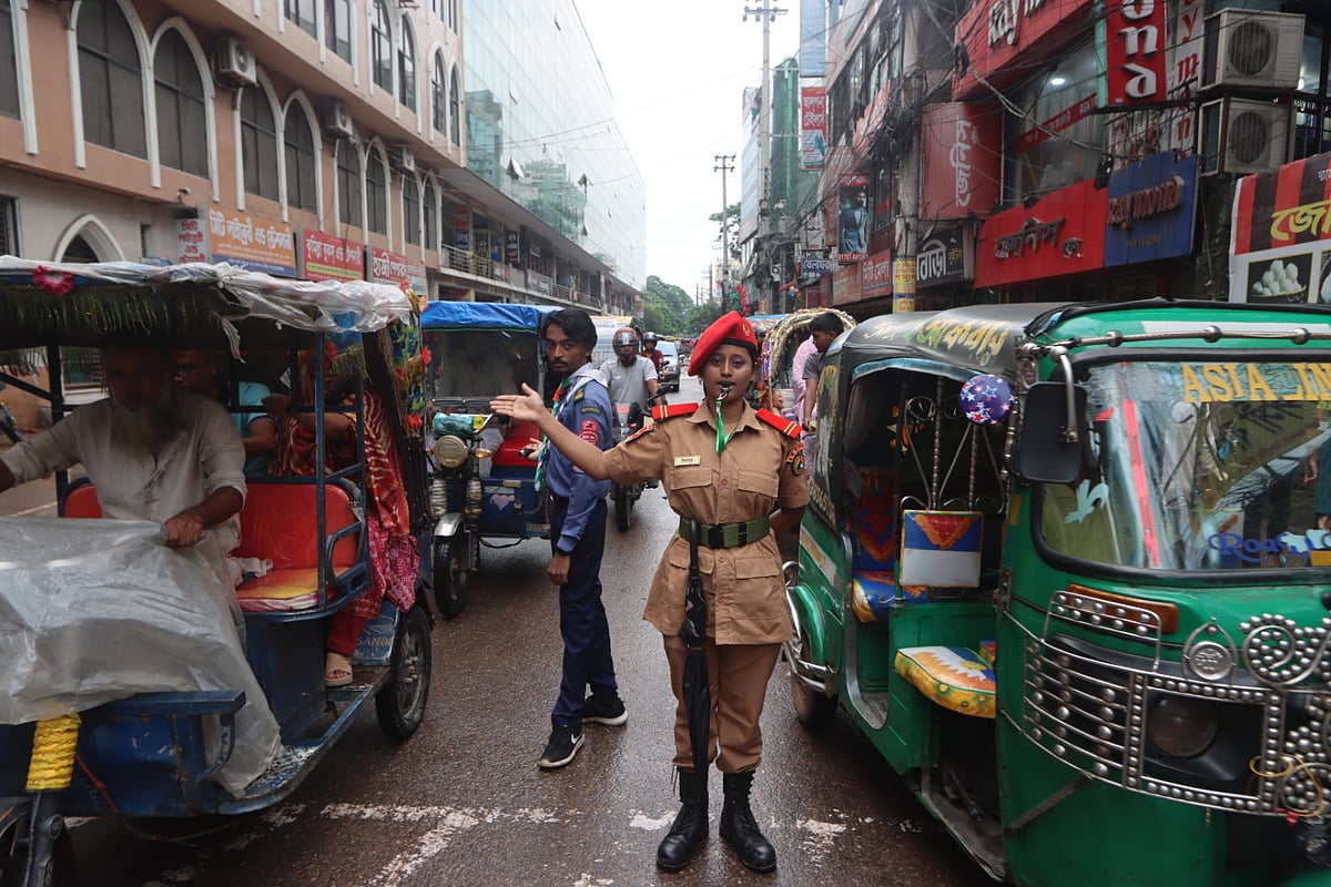 কুমিল্লার বিভিন্ন সড়কে চলাচল করা যানবাহন থেকে চাঁদা তোলা বন্ধ হয়েছে। এছাড়া শহরের ট্রাফিক কন্ট্রোল করছেন শিক্ষার্থীরা